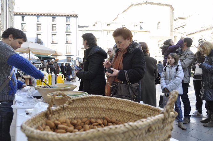 El mercado agroecológico de Zaragoza sirve a los consumidores almendras, aceite 