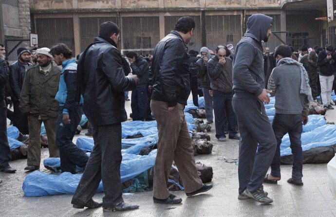 Ciudadanos sirios identifican los cadáveres encontrados en Alepo