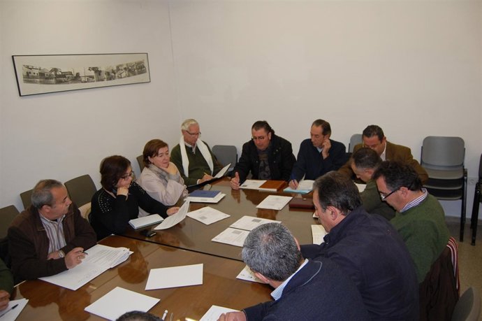 Reunión de seguridad de cara al carnaval en la calle de Alcalá de Guadaíra. 