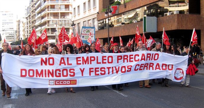 Manifestación de trabajadores de grandes superficies por el centro de Valencia