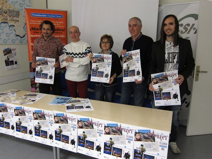 Martínez, Sáez y varios participantes en la Gala muestran el cartel del evento