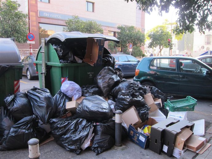 Sevilla sigue acumulando basura.