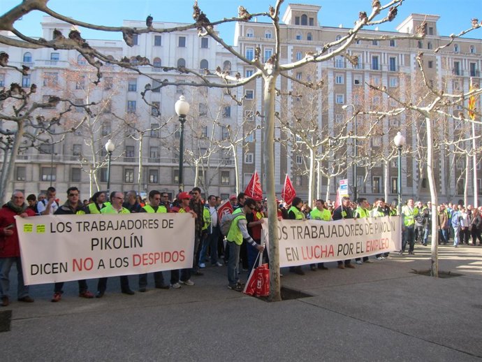 Los trabajadores de Pikolin en su marcha hasta la sede del Gobierno de Aragón.