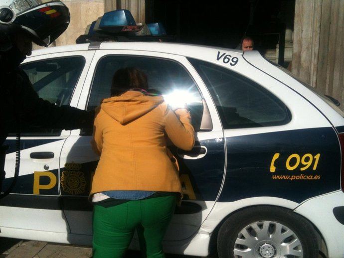 Un familiar increpa al acusado de violar a su hijastra, en la Audiencia