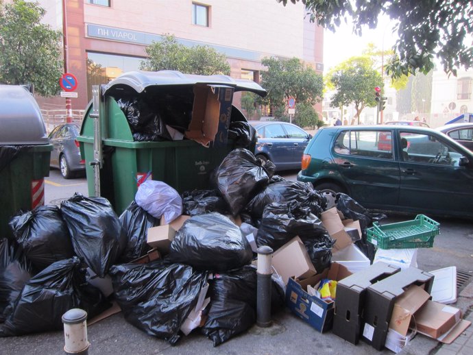 Sevilla sigue acumulando basura.