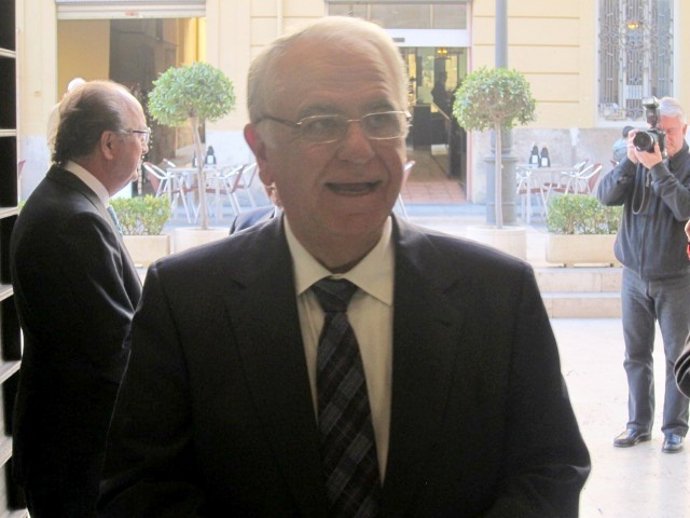 Juan Cotino a la entrada de las Corts