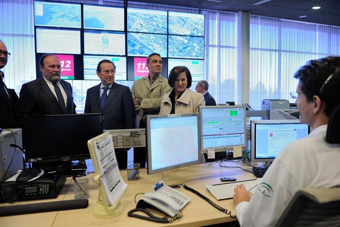 El consejero de Justicia visita nueva aplicación para seismos             