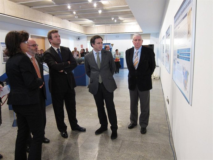 De Pedro, Bretón, Ruiz Tutor y Moreno contemplan un panel de la exposición