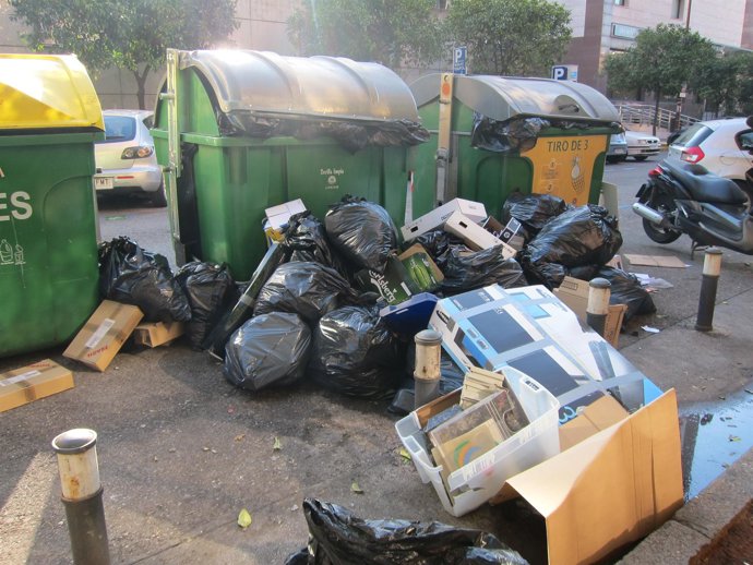 Más basura en las calles de Sevilla.