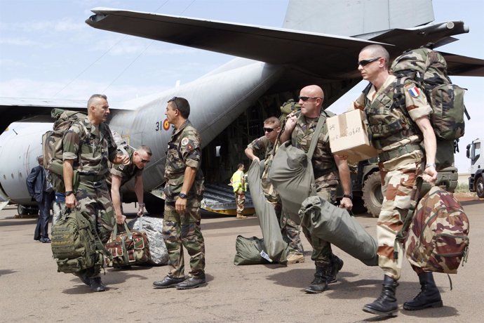 Militares franceses trasladados por el avión 'Hércules' en Malí