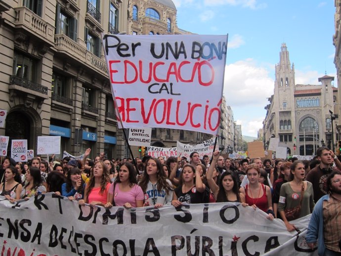 Miles de estudiantes protestan contra los recortes en Barcelona
