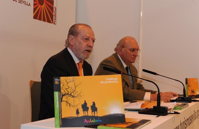 Villalobos en la presentación del catálogo de turismo ecuestre