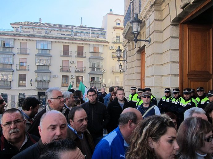 Agentes de Policía Local impiden a un grupo deciudadanos acceder al Ayuntamiento