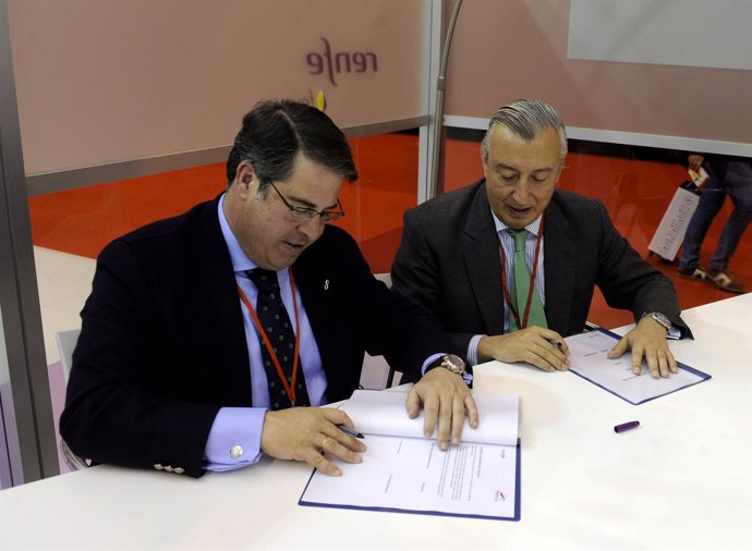 Firma del convenio entre Gregorio Serrano y Julio Gómez-Pomar