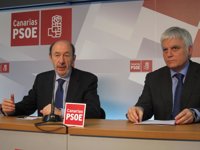 Rubalcaba da por "consolidado" el pacto de gobierno en Canarias y dice que el PSOE está "cómodo" con CC