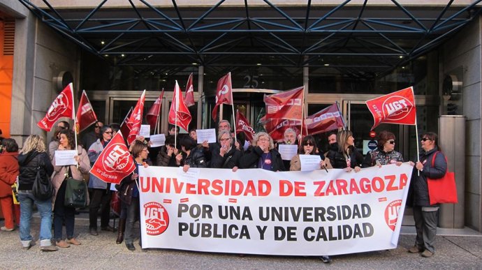 Concentración de los sindicatos a las puertas de Educación en Zaragoza