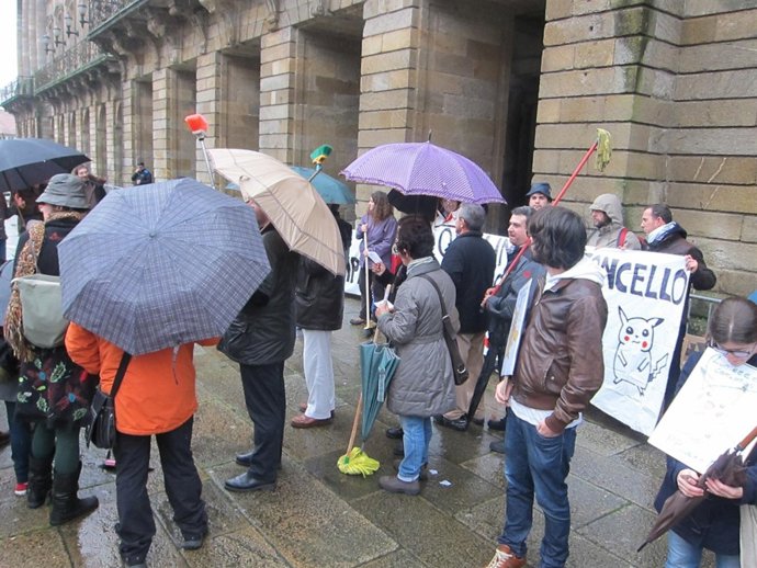 Concentración con escobas y fregonas ante Raxoi, en Santiago