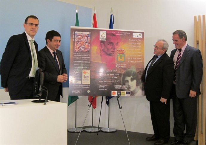 Presentación de la botella de aceite homenaje a Miguel Hernández en Fitur