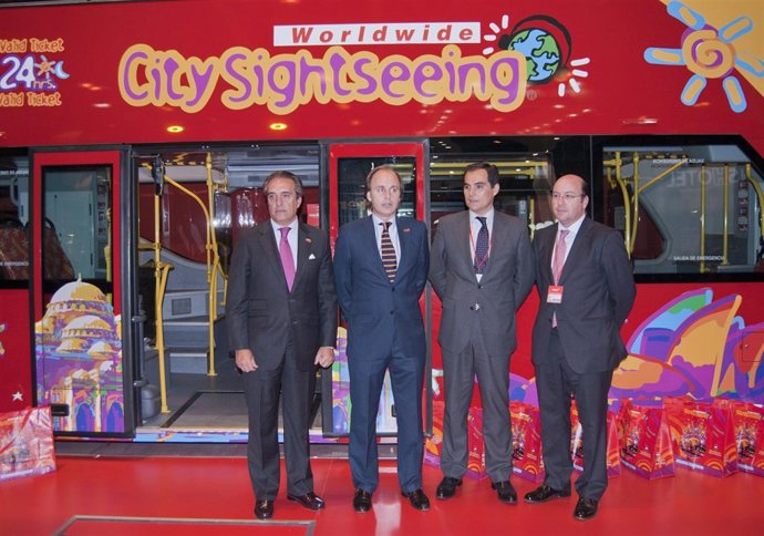 Ramón y Enrique Ybarra, junto a Nieto y Navas, delante del bus turístico