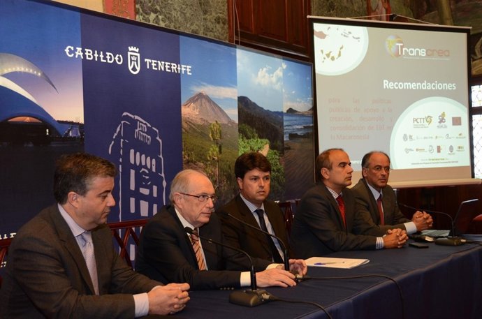 Doménech y Marichal (en el centro)