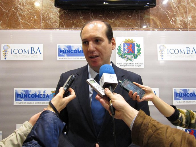 Hernández Carrón, consejero Sanidad Extremadura