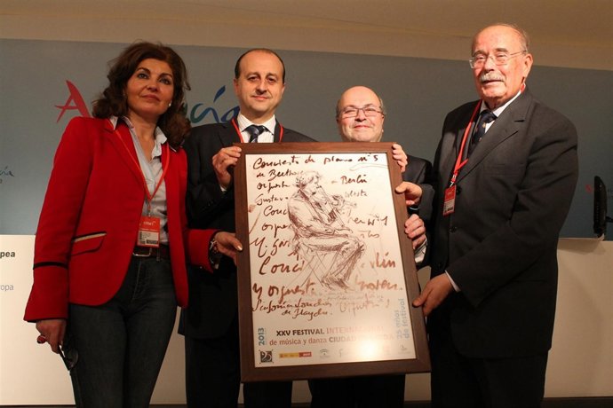 Olmedilla, Robles, Villacañas y Moreno con el cartel del XXV festival de Úbeda.