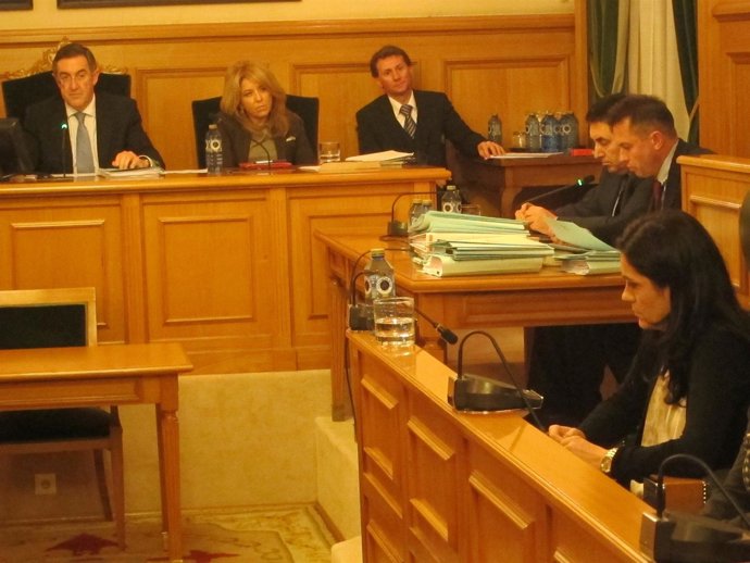 Paula Prado lee el discurso con el que formaliza su renuncia al acta