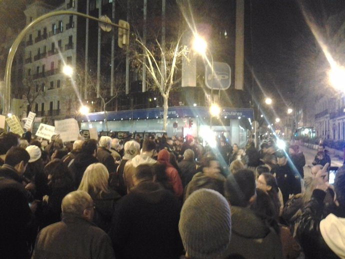 PROTESTA EN LA CALLE GÉNOVA CONTRA LA CÚPULA DEL PP