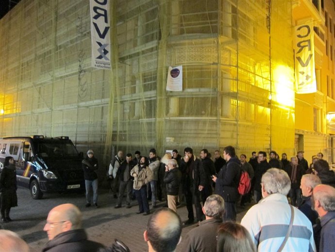 Concentración del 15M frente a la sede del PP de Valladolid