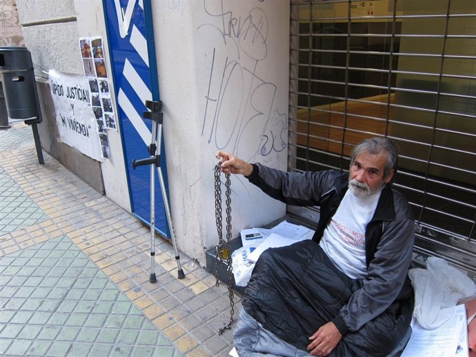 Un hombre se encadena en el Ivvsa para reclamar una vivienda con alquiler social