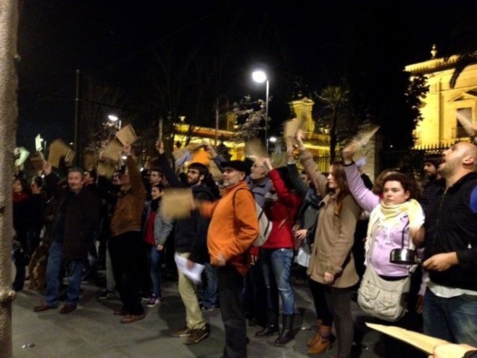 Concentración ante la sede del PP-A en Sevilla 