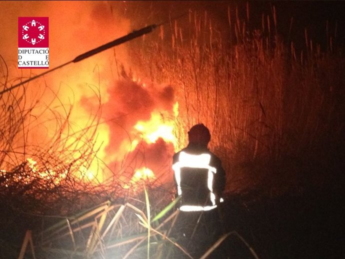 Bomberos trabajan en la extinción del incendio de Almassora.