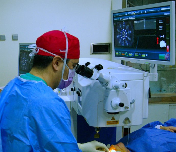 Doctor Fernández durante la intervención de cirugía de catarata