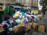 Unas 2.750 toneladas de basura se acumulan ya en las calles de Sevilla, "superando las registradas en Granada"