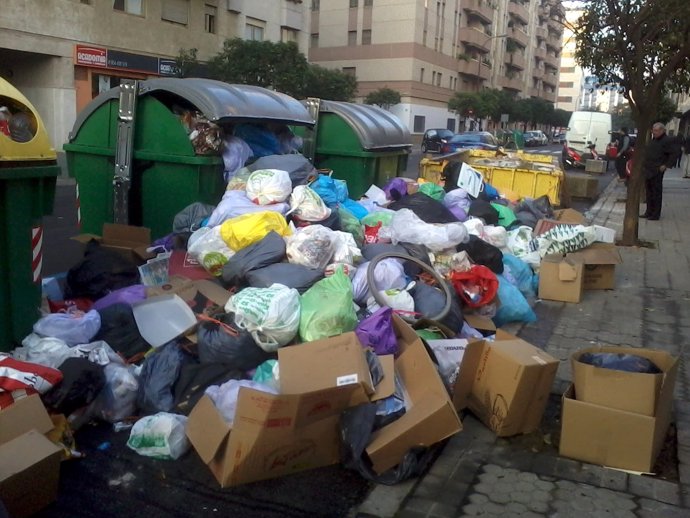 Basura en las calles de Sevilla por la huelga de Lipasam