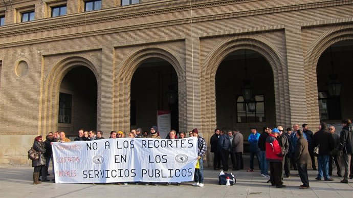 Concentración de trabajadores de las contratas municipales ante el Ayuntamiento