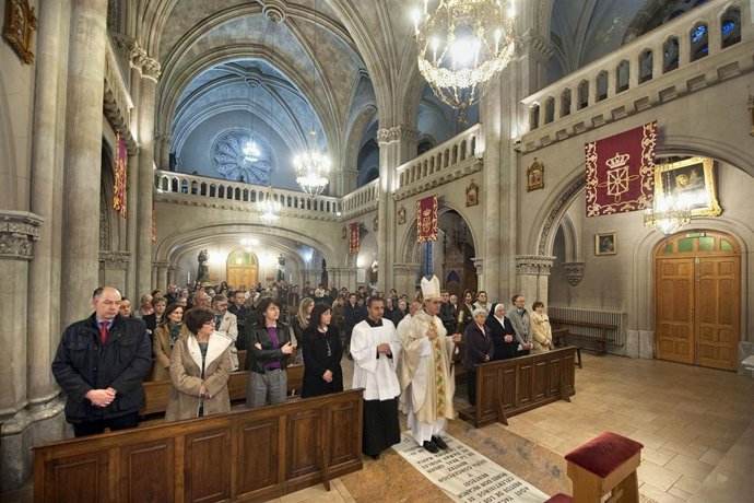  Vera Y El Director Gerente Del SNS, Ángel Sanz, Entre Los Asistentes A La Misa.