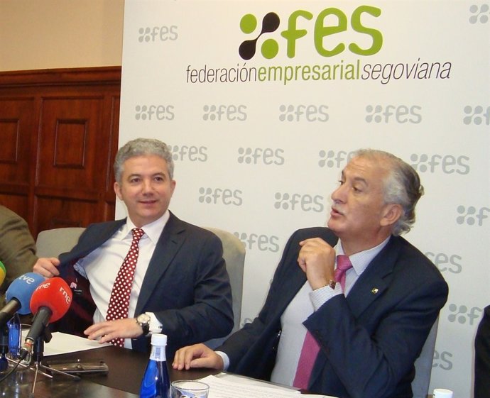 Palomo (i), durante el desayuno informativo