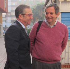 El exdelegado de Zona Franca Miguel Osuna (derecha) junto a su abogado