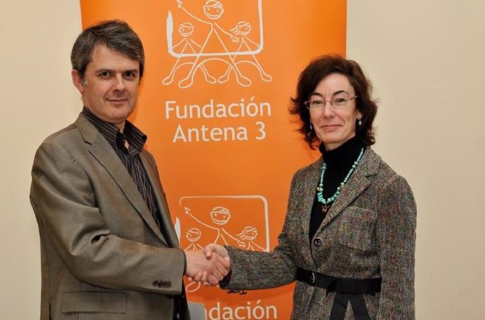 El director del Grupo Siena y la directora de la Fundación Antena 3, en la firma