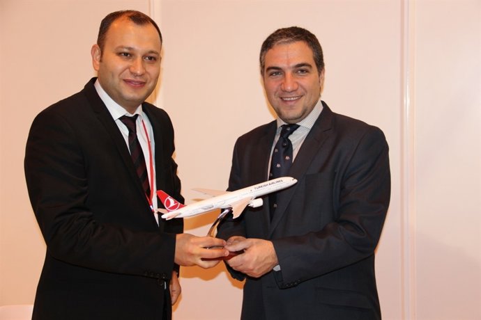 El presidente de la Diputación Elías Bendodo y el director de Turkish en Andaluc
