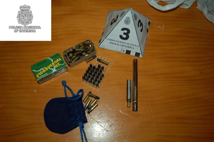 Un bolígrafo pistola y otros objetos