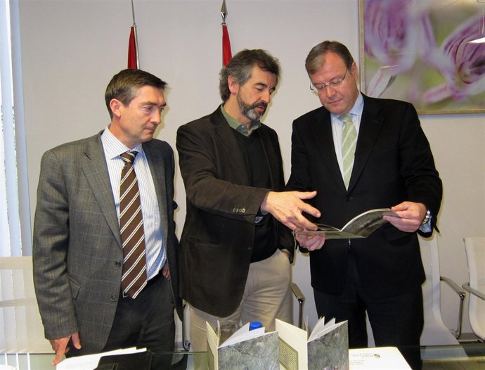 Arranz, Palomero y Silván hojean el manual de caza en zonas oseras de CyL