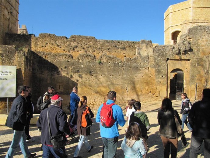 Visita de un grupo de personas al Castillo de Alcalá de Guadaíra.