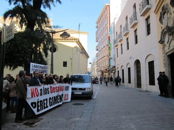 Los trabajadores de Pérez Giménez concentrados ante la Junta