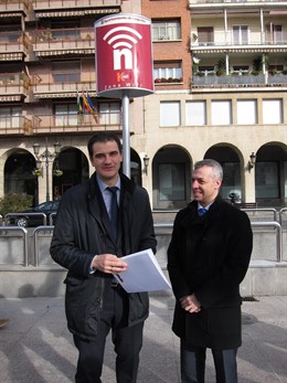 Sáinz e HIjazo, ante uno de los postes señalizadores en El Espolón