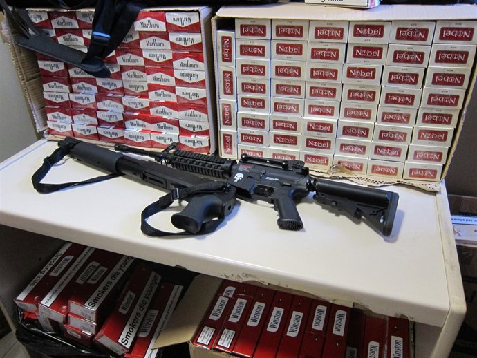 Fusil simulado y tabaco incautado a una banda de contrabandistas
