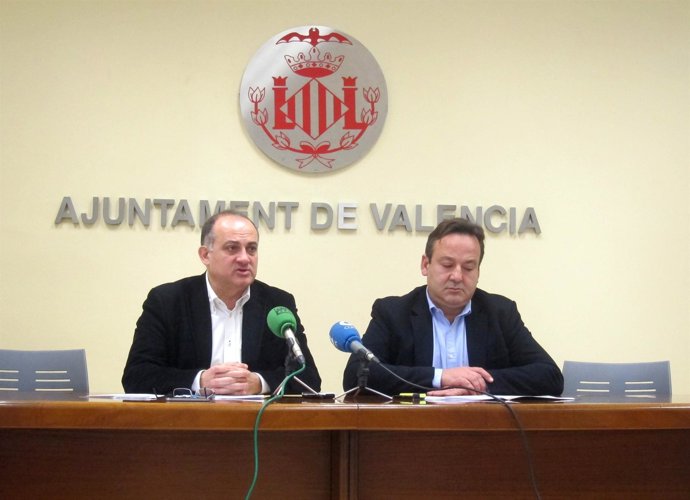 Joan Calabuig (izqda)  junto al concejal Vicent Sarrià