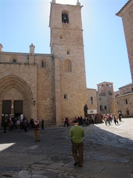 Un Grupo De Turistas Visita La Parte Antigua De Cáceres