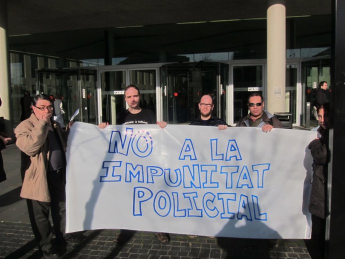 Pancarta contra la impunidad policial tras declarar dos mossos imputados